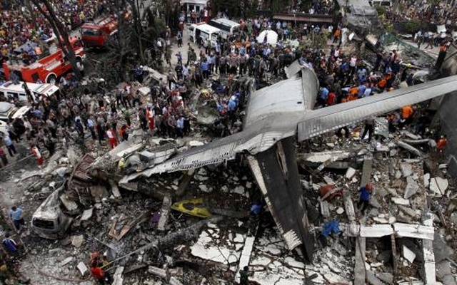 military-plane-crash-in-indonesia1